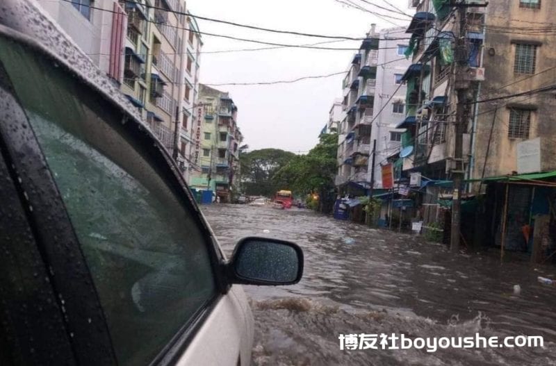 缅甸仰光遭暴雨袭击,多地道路被淹,部分地区水深淹及腰部