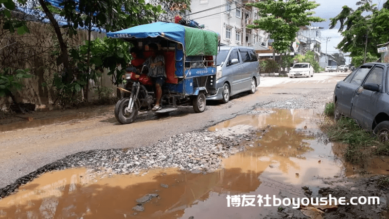 缅甸边境大其力，主要道路被封锁，当地人出行困难