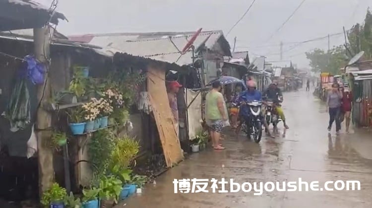 受台风“舒力基”影响 菲律宾近7万人提前撤离